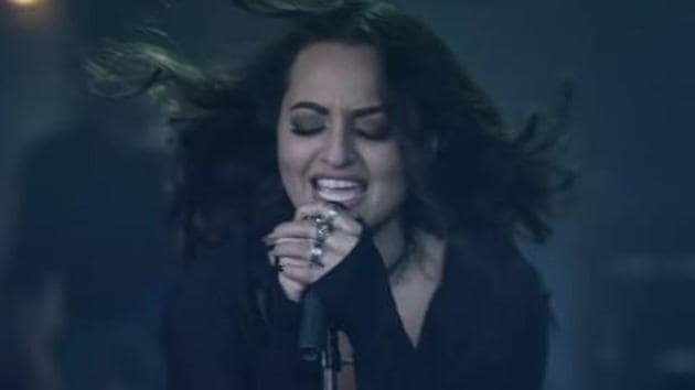 Sonakshi Sinha performed Raj Raj Ke in the film Akira.