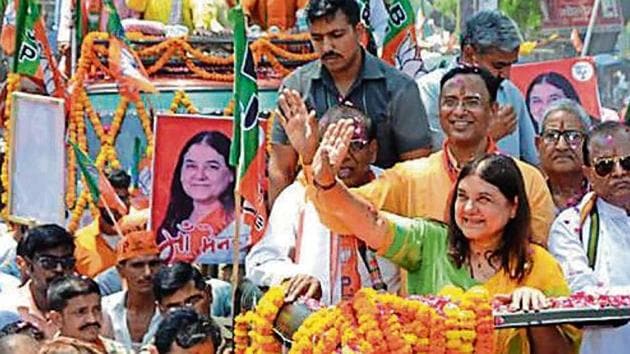Union minister Maneka Gandhi waves to her supporters in Sultanpur on Thursday(HT)