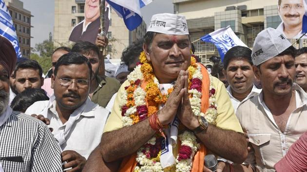 Balbir Singh Jakhar, AAP candidate from West Delhi Lok Sabha seat along with his supporters after his road show to file his nomination papers, New Delhi, on Thursday, April 18, 2019. (Sanchit Khanna/HT PHOTO) Balbir Singh Jakhar, AAP candidate from West Delhi Lok Sabha seat along with his supporters after his road show to file his nomination papers, New Delhi, on Thursday, April 18, 2019. (Sanchit Khanna/HT PHOTO)