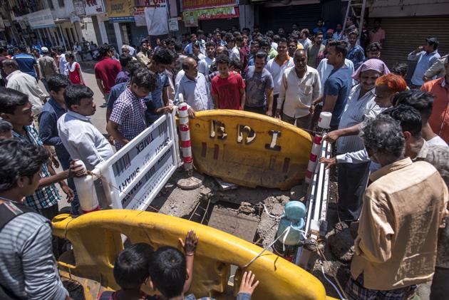 The drain caved in under the weight of the truck at Surya Nagar in Vikhroli Park Site on Thursday night. (HT Photo) The drain caved in under the weight of the truck at Surya Nagar in Vikhroli Park Site on Thursday night. (HT Photo)