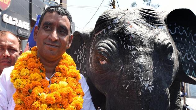 Bahujan Samaj Party (BSP) candidate from North East Delhi Rajveer Singh poses for a photograph with his party symbol before filing his nomination papers for the Lok Sabha election, on Thursday, April 18, 2019. (Sonu Mehta/HT PHOTO) Bahujan Samaj Party (BSP) candidate from North East Delhi Rajveer Singh poses for a photograph with his party symbol before filing his nomination papers for the Lok Sabha election, on Thursday, April 18, 2019. (Sonu Mehta/HT PHOTO)