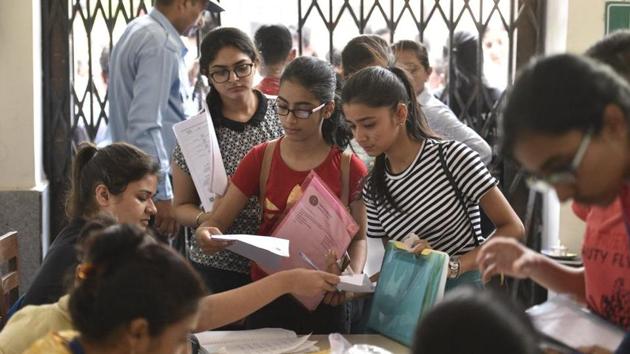 The committee recommended introducing the “online calculator” on the admission software to automatically arrive at the “best-four” percentage.(Sanchit Khanna/HT PHOTO)