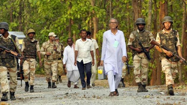 The team began its journey after 23 CRPF jawans arrived to accompany them to a nearby paramilitary camp. With the jawans throwing a security ring around them, the polling officials then walked 15 km before they reached the Balandapada police outpost.(HT PHOTO)