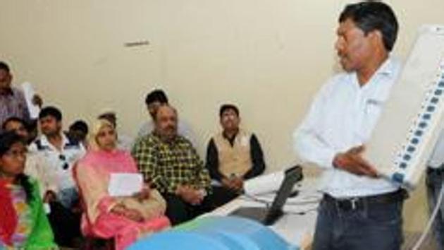 Polling officers attend a training programme on how to use EVM with Voter Verifiable Paper Audit Trail (VVPAT) machine.(Diwakar Prasad/ HT Photo)