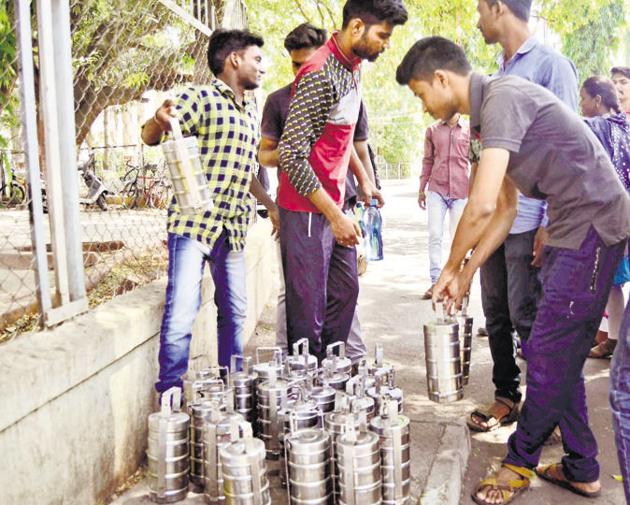 Food arranged for students from drought-prone areas at SP College on Thursday.(RAVINDRA JOSHI/HT PHOTO) Food arranged for students from drought-prone areas at SP College on Thursday.(RAVINDRA JOSHI/HT PHOTO)
