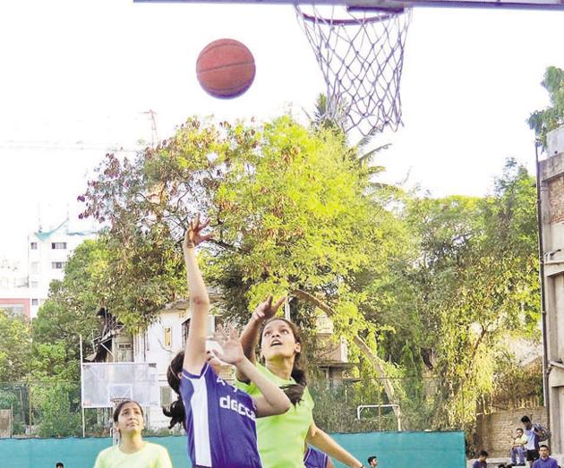 Deccan Gymkhana (blue) in action against Maharashtriya Mandal at Deccan Gymkhana club on Thursday.(RAVINDRA JOSHI/HT PHOTO)