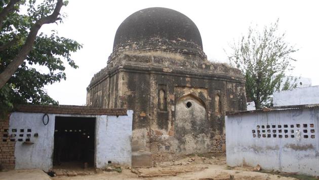 Locally known as Kaala Gumbad, these comparatively smaller tombs are located a few hundred metres away from the Lal Gumbad. However, the Kaala Gumbad is a pale shadow of it’s red cousin. Unlike the Lal Gumbad, the twin tombs that make up the Kaala Gumbad complex have deteriorated thanks to human intervention. The complex has been taken over by locals who have houses surrounding the complex. (Yogendra Kumar / HT Photo) Locally known as Kaala Gumbad, these comparatively smaller tombs are located a few hundred metres away from the Lal Gumbad. However, the Kaala Gumbad is a pale shadow of it’s red cousin. Unlike the Lal Gumbad, the twin tombs that make up the Kaala Gumbad complex have deteriorated thanks to human intervention. The complex has been taken over by locals who have houses surrounding the complex. (Yogendra Kumar / HT Photo)