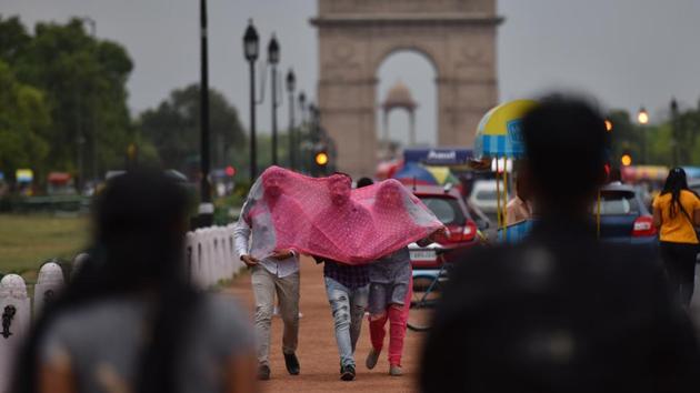 People enjoy pleasant weather at India Gate in New Delhi, India. (Sanchit Khanna / HT Photo) People enjoy pleasant weather at India Gate in New Delhi, India. (Sanchit Khanna / HT Photo)