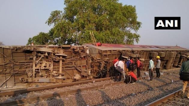 12 coaches of Howrah-New Delhi Poorva Express derail near Kanpur,13 injured (ANI/Twitter) 12 coaches of Howrah-New Delhi Poorva Express derail near Kanpur,13 injured (ANI/Twitter)
