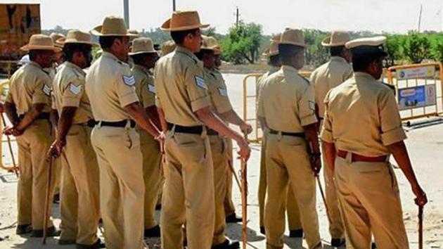 Investigators are scanning CCTV footages from platform number five at Bandra station and the exit of the skywalk near the station to identify the culprit.(PTI/Representative Image) Investigators are scanning CCTV footages from platform number five at Bandra station and the exit of the skywalk near the station to identify the culprit.(PTI/Representative Image)