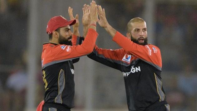 Royal Challengers Bangalore bowler Moeen Ali (C) celebrates with team captain Virat Kohli (L). (AFP)