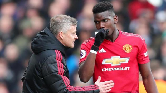 Ole Gunnar Solskjaer talks with Paul Pogba. (Getty Images) Ole Gunnar Solskjaer talks with Paul Pogba. (Getty Images)