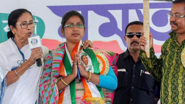 West Bengal Chief Minister and Trinamool Congress supremo Mamata Banerjee addresses an election campaign rally for her party candidate from Ranaghat Parliamentary constituency Rupali Biswas (C) for the Lok Sabha polls, in Nadia, Saturday.(PTI)