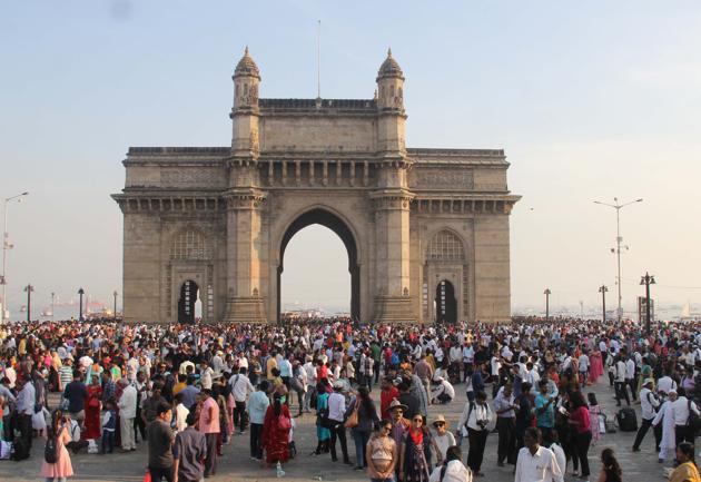 We can’t think beyond Marine Drive panoramas, #CityOfDreams, Bollywood, dabbawalas, auto rickshaws, vada-pao, sexualized Koli fisherwomen and night shots of the sea link.(HT FILE)