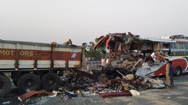 7 killed, 34 injured as bus collides with truck on Agra-Lucknow Expressway(HT Photo) 7 killed, 34 injured as bus collides with truck on Agra-Lucknow Expressway(HT Photo)