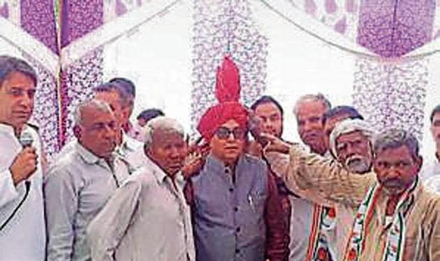 Interacting with the villagers, Yadav said that the time has come to defeat the communal and divisive forces. “The BJP has failed to create jobs; it has destroyed the economy through demonetisation and the hasty implementation of Goods and Services Tax(GST),” he said.(HT PHOTO)