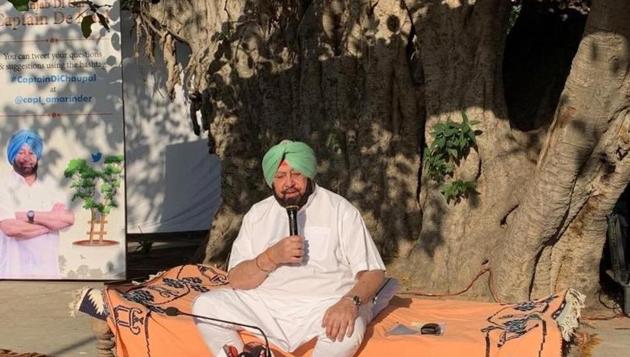 Sitting under a ‘peepal’ tree at Chuahr Majra village in Kharar, 20km from Chandigarh, Amarinder Singh took a wide range of questions received on Twitter and directly from people.(HT Photo)