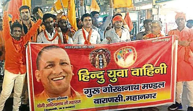 A rally in support of the BJP by the Hindu Yuva Vahini near Varanasi’s Kashi Vishwanath temple.(HT Photo)