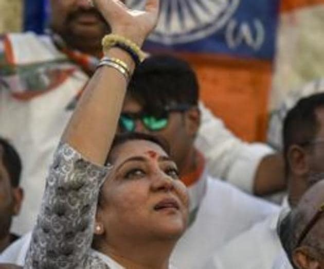 Mumbai, India - April 17, 2019: Congress-NCP candidate from the Mumbai Northwest constituency Priya Dutt waves towards supporters during election campaign at Santa Cruz in Mumbai, India, on Wednesday, April 17, 2019. (Photo by Kunal Patil/Hindustan Times)(Kunal Patil/HT Photo)