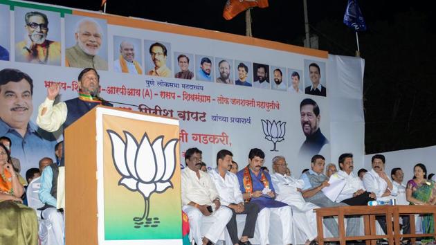 Pune BJP candidate Girish Bapat during a public rally at Kothrud on April 20, 2019. (Milind Saurkar/HT Photo) Pune BJP candidate Girish Bapat during a public rally at Kothrud on April 20, 2019. (Milind Saurkar/HT Photo)