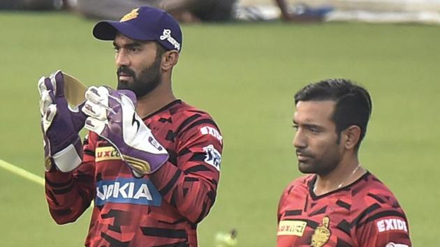 Kolkata: KKR captain Dinesh Karthik and teammate Robin Uthappa during a training session.(PTI) Kolkata: KKR captain Dinesh Karthik and teammate Robin Uthappa during a training session.(PTI)