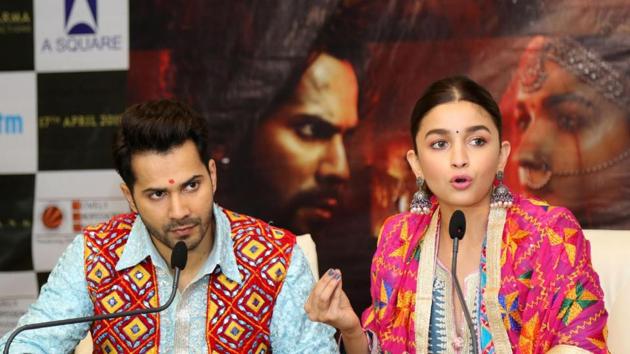 Alia Bhatt accompanied by actor Varun Dhawan, addresses during a programme to promote Kalank in Jaipur on April 11.(IANS)