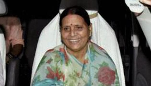 Patna: RJD senior leader Rabri Devi leaves the Income Tax office after she was questioned, in Patna on Tuesday. PTI Photo (PTI8_29_2017_000186A)(PTI)