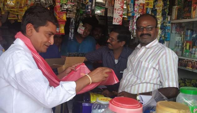 Katakam Sridhar, sarpanch of Gambhiraopet village begging in a shop to raise funds to pay sanitary workers in his village. (HT PHOTO) Katakam Sridhar, sarpanch of Gambhiraopet village begging in a shop to raise funds to pay sanitary workers in his village. (HT PHOTO)