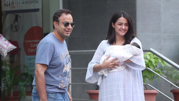 Surveen Chawla and husband Akshay Thakker welcome baby girl | Hindustan ...