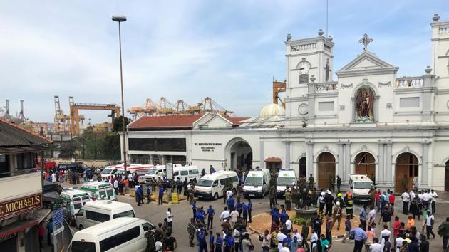 Sri Lankan military officials stand guard in front of the St. Anthony's Shrine, Kochchikade church after an explosion in Colombo, Sri Lanka April 21, 2019.(Reuters Photo)