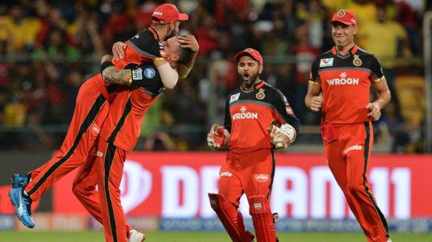 Royal Challengers Bangalore bowler Dale Steyn (2L) picks-up his team captain Virat Kohli (L) as he celebrates with his team mates.(AFP)