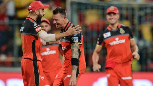 Royal Challengers Bangalore bowler Dale Steyn (C-L) celebrates with his team captain Virat Kohli (C). (AFP)
