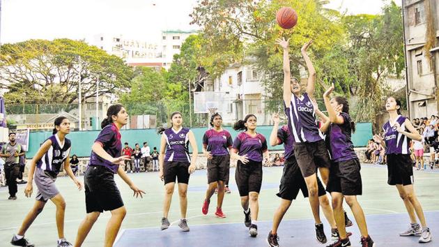 Deccan Gymkhana (blue and white) in action against Sardar Dastur School at the under-16 district basketball championship held at Deccan Gymkhana on Sunday.(Ravindra Joshi/HT PHOTO)