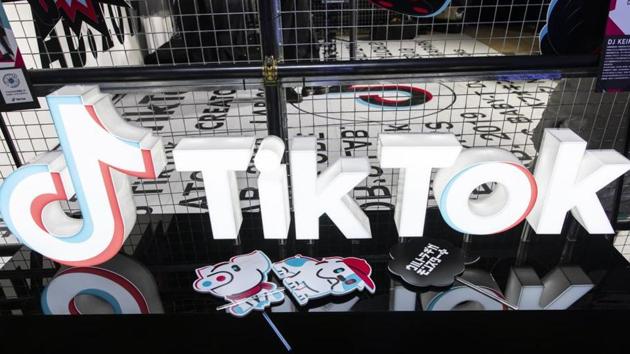 The apex court had earlier refused to stay the Madras High Court order that directed the Centre to ban the “Tiktok” app over concerns about access to pornographic content through it.(Bloomberg) The apex court had earlier refused to stay the Madras High Court order that directed the Centre to ban the “Tiktok” app over concerns about access to pornographic content through it.(Bloomberg)
