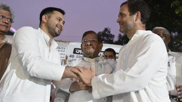 Congress President Rahul Gandhi with RJD leader Tejashwi Prasad Yadav(Sanchit Khanna/HT PHOTO)