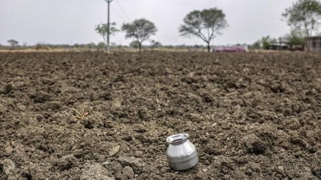 A water vessel sits on farmland near the village of Khardewadi. Farmer deaths, exacerbated by a lack of job opportunities, may pose a challenge for Prime Minister Narendra Modi’s attempt to repeat his party’s performance in Maharashtra. In 2014, the Bharatiya Janata Party’s coalition won 42 of 48 seats, one of the largest number up for grabs in any state. (Dhiraj Singh / Bloomberg) A water vessel sits on farmland near the village of Khardewadi. Farmer deaths, exacerbated by a lack of job opportunities, may pose a challenge for Prime Minister Narendra Modi’s attempt to repeat his party’s performance in Maharashtra. In 2014, the Bharatiya Janata Party’s coalition won 42 of 48 seats, one of the largest number up for grabs in any state. (Dhiraj Singh / Bloomberg)