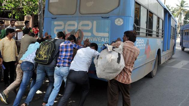 Passengers push a PMPML bus that broke down at Alka Talkies chowk. (HT Photo) Passengers push a PMPML bus that broke down at Alka Talkies chowk. (HT Photo)