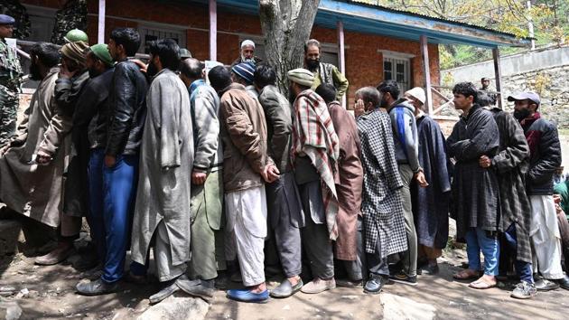 Buoyed by the low turnout in Srinagar parliamentary constituency, Hurriyat Conference (G) chairman Syed Ali Geelani on Sunday asked people to completely boycott elections on April 23 in south Kashmir.(AFP File Photo)