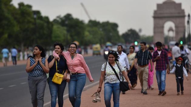 People enjoying the weather, at India Gate, in New Delhi, India, on Wednesday, April 17, 2019.(Sanchit Khanna/HT PHOTO)
