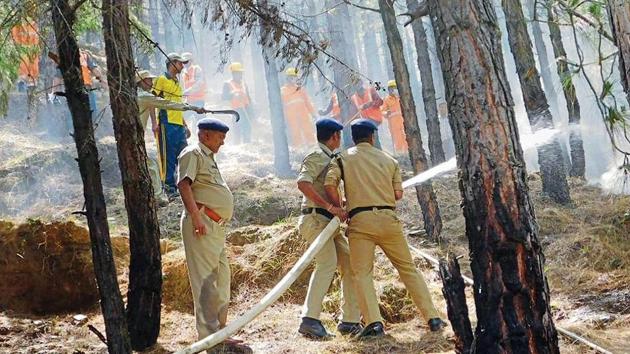 Fire fighters, forest personnel and members of State Disaster Response Force jointly try to extinguish a forest fire in Tehri, Uttarakhand. (HT Photo) Fire fighters, forest personnel and members of State Disaster Response Force jointly try to extinguish a forest fire in Tehri, Uttarakhand. (HT Photo)