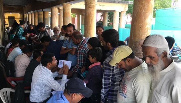 Voters at a help desk in Bareilly, Uttar Pradesh. (Chandan Kumar/HT photo) Voters at a help desk in Bareilly, Uttar Pradesh. (Chandan Kumar/HT photo)