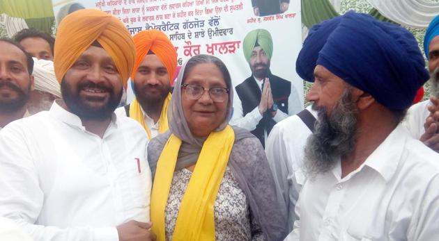 Punjab Democratic Alliance candidate from Khadoor Sahib constituency Paramjit Kaur Khalra during election campaign at Sakhira village in Tarn Taran district on Tuesday.(HT Photo)