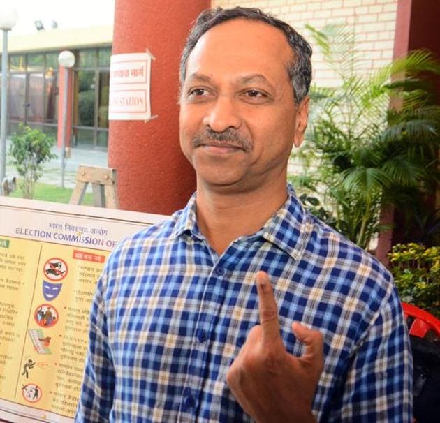K Venkatesham, commissioner,  Pune police, shows his inked finger at Alpa Bachat bhavan in Pune. (Shankar Narayan/HT PHOTO) 