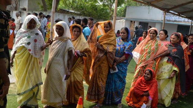Voters queue outside a polling station at Malda in West Bengal on April 23, 2019.(AFP Photo)