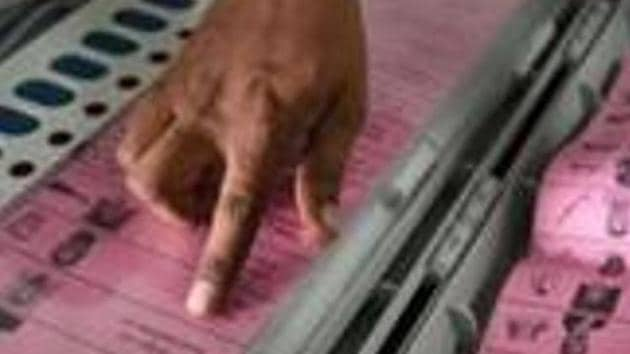 A election official tallies the candidates’ names on an Electronic Voting Machines.(Arijit Sen/HT Photo)