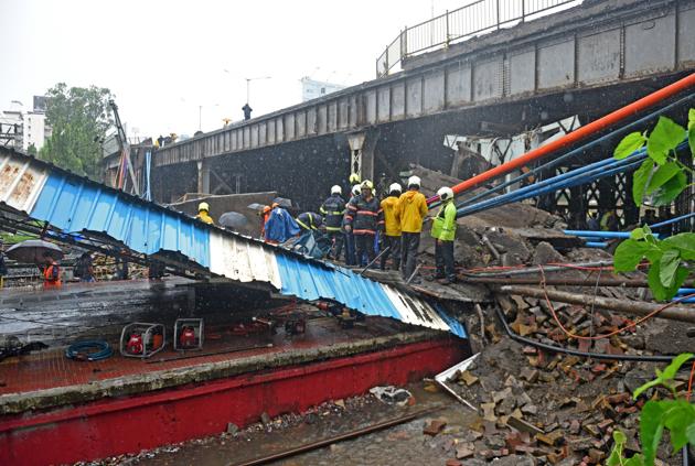 The FoB that collapsed at Andheri in July last year.(HT Photo)