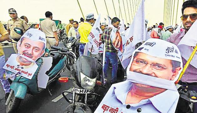 Aam Aadmi Party (AAP) supporters seen with placards during a road show , in New Delhi, India, on Monday, April 22, 2019.(Sonu Mehta/HT PHOTO)