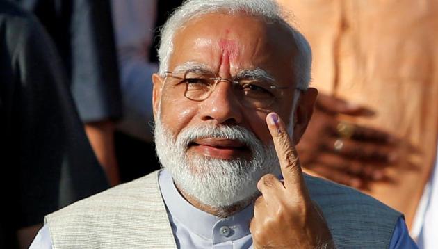 Prime Minister Narendra Modi shows his ink-marked finger after casting his vote outside a polling station during the third phase of general election in Ahmedabad, India, April 23, 2019.(REUTERS)