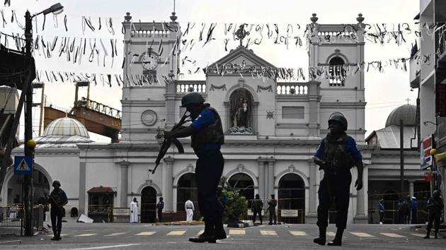 Security personnel stand guard in front of St. Anthony's Shrine in Colombo on April 23, 2019, two days after a series of bomb blasts targeting churches and luxury hotels in Sri Lanka.(AFP photo)