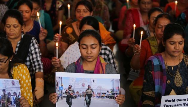 Teachers hold candles as they pray for the victims of Sri Lanka's serial bomb blasts, Ahmedabad, April 22, 2019(REUTERS)